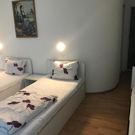 Pension Eclipse Орадя Экстерьер фото
