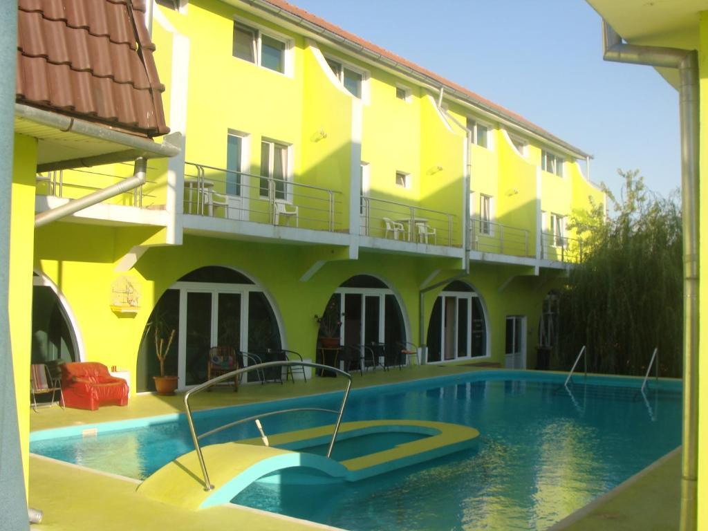 Pension Eclipse Орадя Экстерьер фото