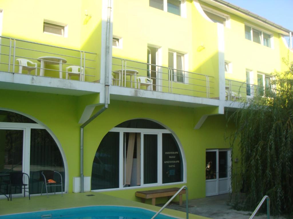 Pension Eclipse Орадя Экстерьер фото