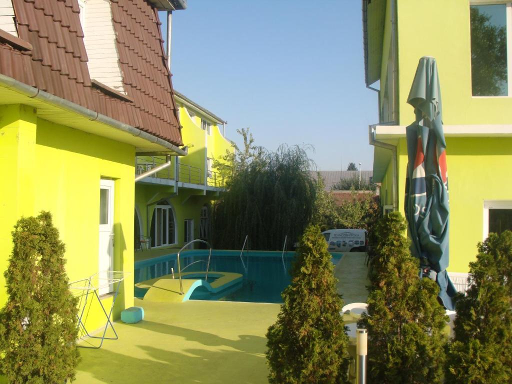 Pension Eclipse Орадя Экстерьер фото