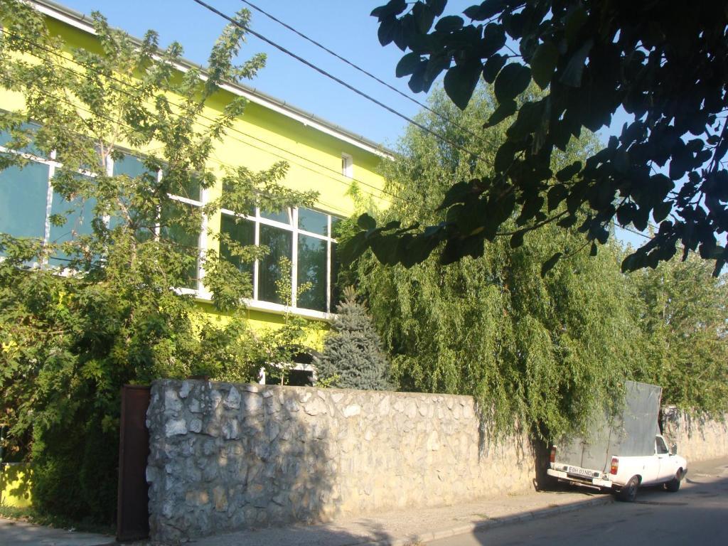 Pension Eclipse Орадя Экстерьер фото