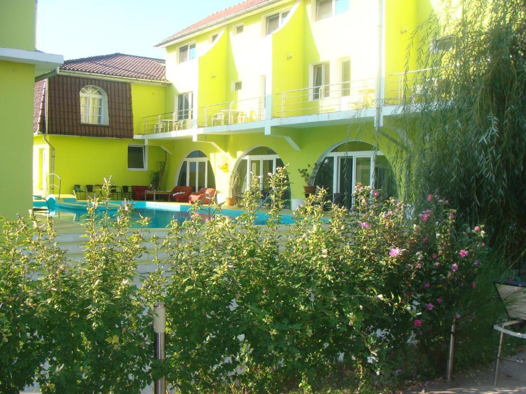Pension Eclipse Орадя Экстерьер фото