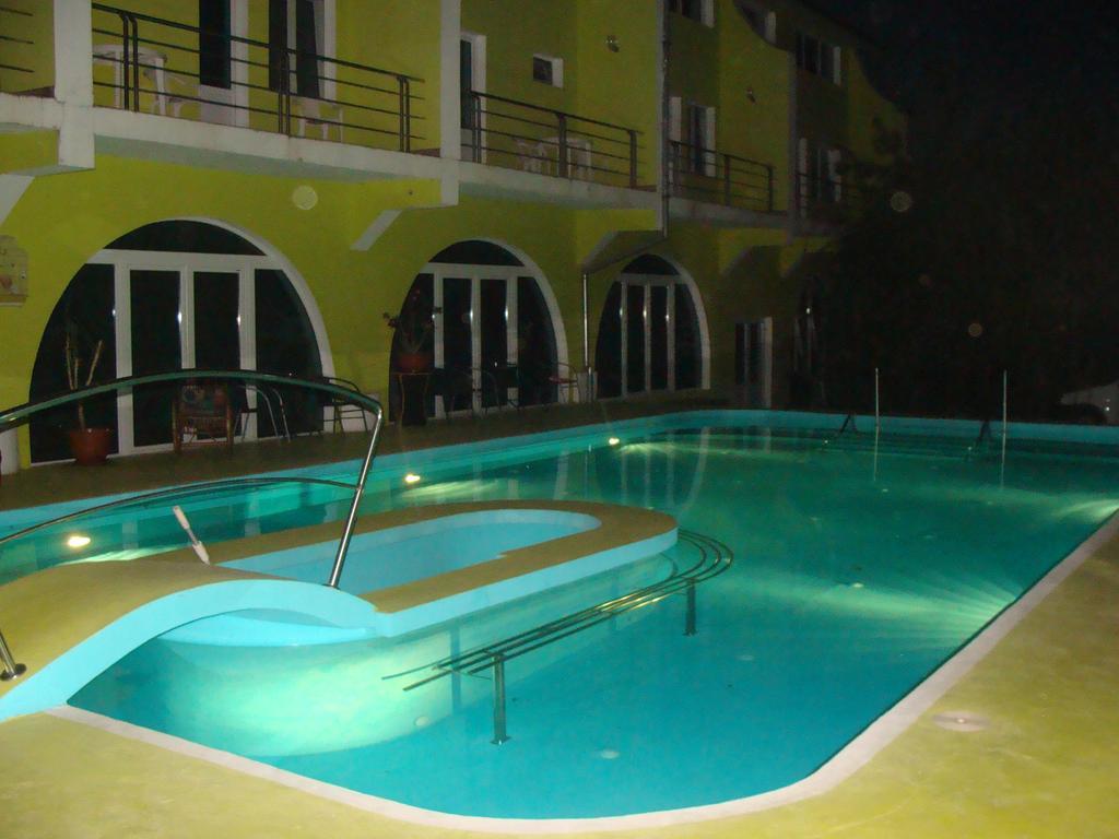 Pension Eclipse Орадя Экстерьер фото