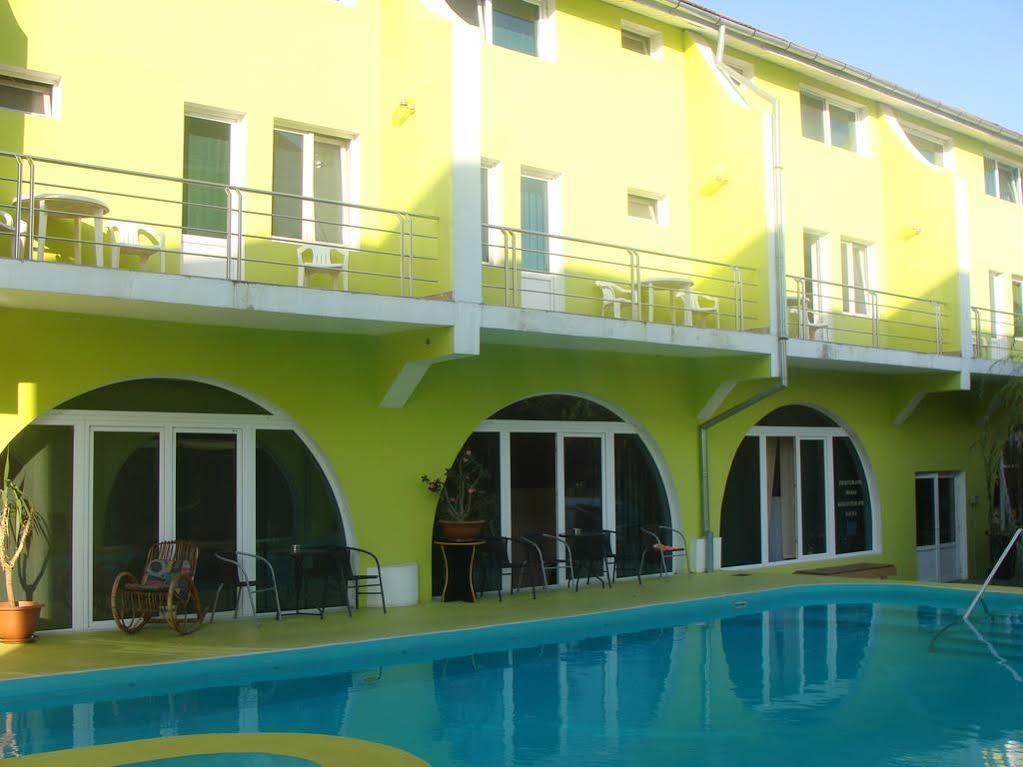 Pension Eclipse Орадя Экстерьер фото