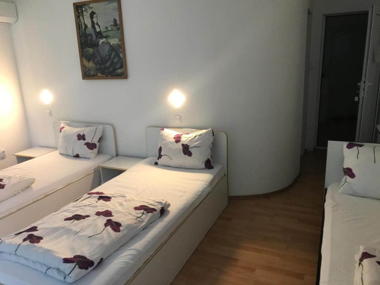 Pension Eclipse Орадя Экстерьер фото