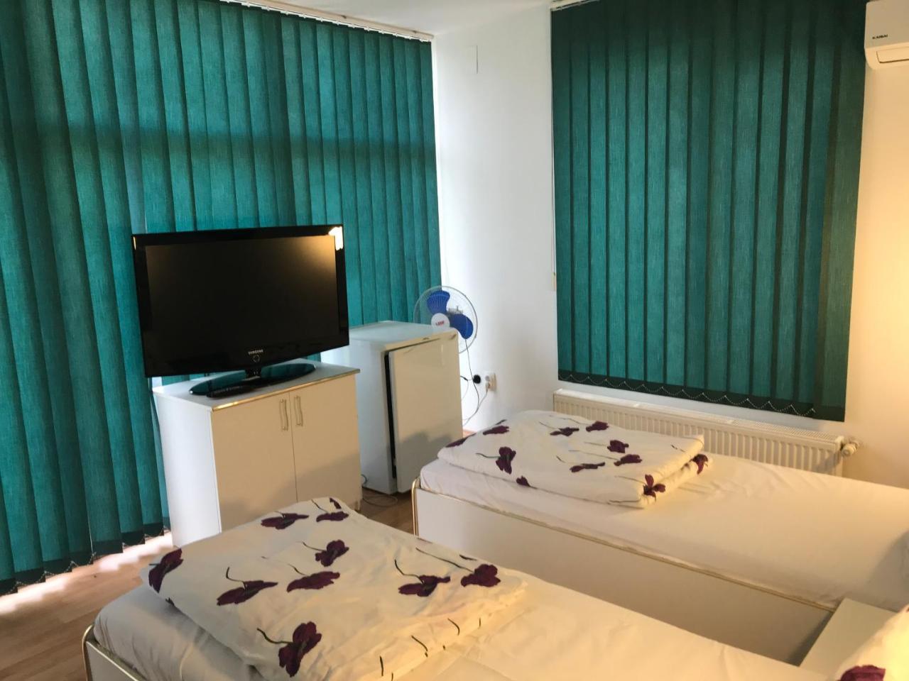 Pension Eclipse Орадя Экстерьер фото