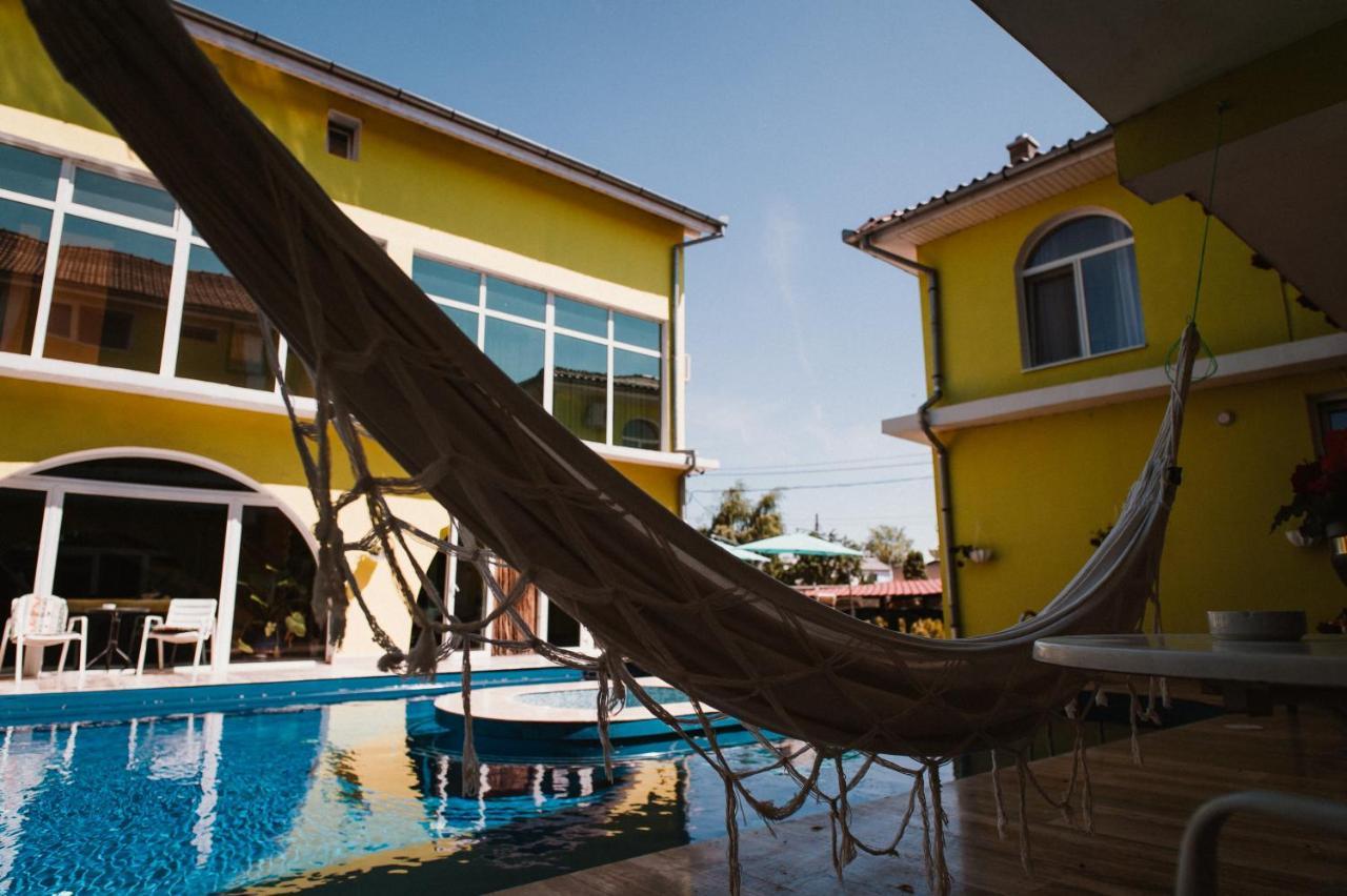 Pension Eclipse Орадя Экстерьер фото